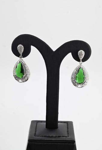 طقم كامل فضة عيار 925- تصميم الماس ابيض وزمرد