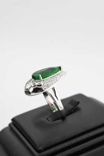 طقم كامل فضة عيار 925- تصميم الماس ابيض وزمرد