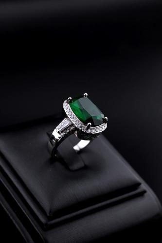Silver ring 925 karat - design of white diamond and emerald