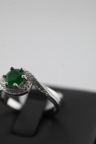 خاتم فضه عيار 925- تصميم الماس ابيض وزمرد