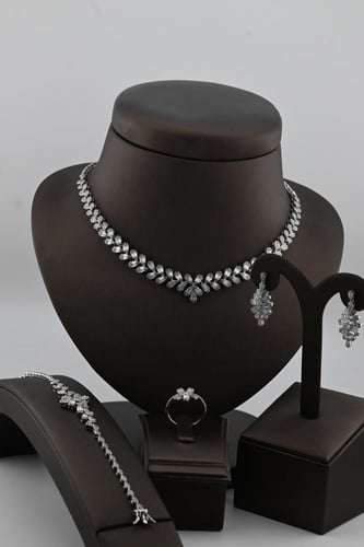 طقم فضه صافي عيار 925 - تصميم الماس ابيض