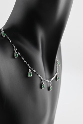 شوكر فضة عيار 925- تصميم الماس ابيض وزمرد