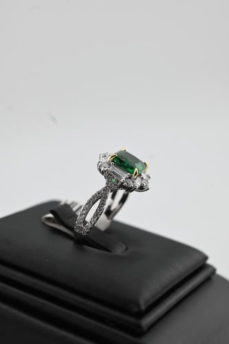 خاتم فضه عيار 925- تصميم الماس و زمرد