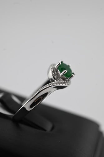 خاتم فضه عيار 925- تصميم الماس ابيض وزمرد