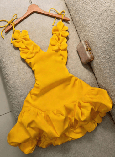 فستان سهرة حريري بياقة عميقة على شكل حرف V مزين بز...