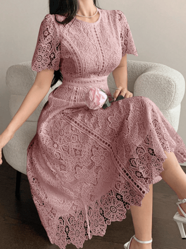 DAZY فستان قصير بأكمام قصيرة مزين بالدانتيل، فستان...