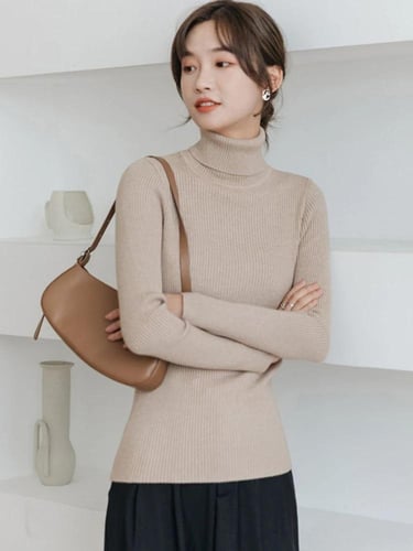 بلوفر نسائي بياقة مدورة