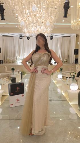 فستان سهرة شامبين ذهبي بقصة ضيقة وتطريز كريستال ووشاح تول طويل