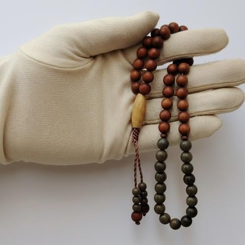 سبح قصيرة من خشب الأبنوس – لون داكن بلمسة أنيقة