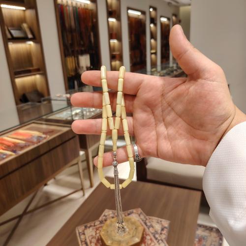 سبحة كهرمان طبيعي – لون حليبي بطابع أنيق وهادئ