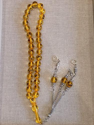 سبحة تراب كهرمان أنيقة بلون عسلي ذهبي شفاف مع شوائ...