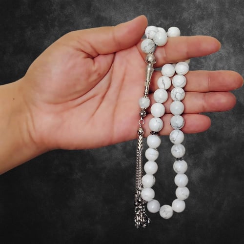 سبح أحجار طبيعية – تدرجات لونية بلمسة أنيقة