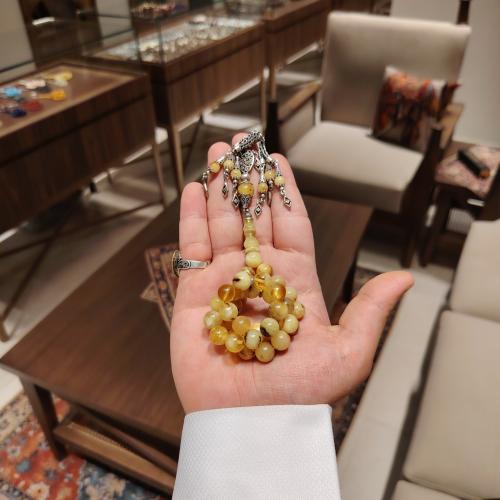 سبحة كهرمان طبيعي – تدرجات حليبية عسلية بطابع راقٍ