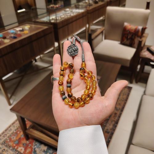 سبحة كهرمان حشري طبيعي – عسل شفاف بتدرجات بنية ولم...
