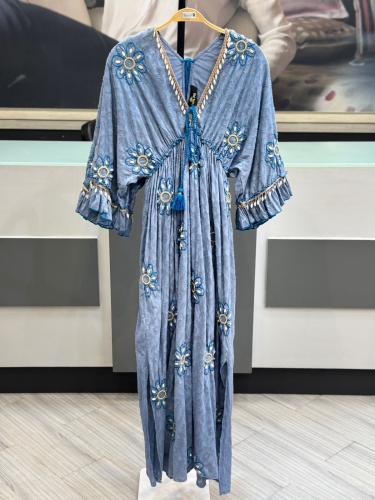 فستان سماوي مطرز