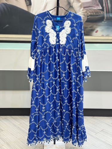 جلابية زرقاء بتطريز عاجي