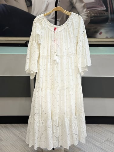 فستان أبيض واسع