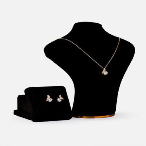 ‎ طقم نسائي بتصميم أنيق بلون ذهبي