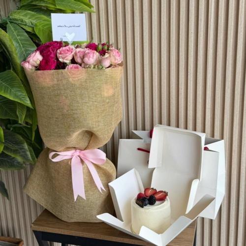 باقة ورد مع كيكة كانديرا