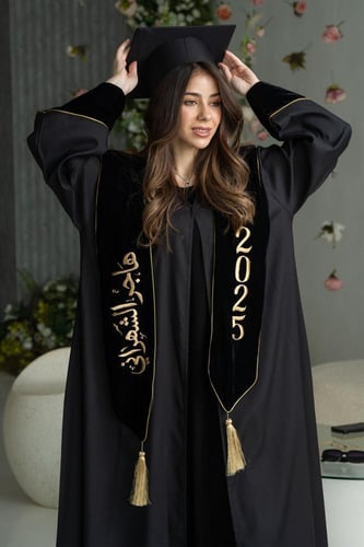 طقم عباية تخرج أسود 2026 فخم من لورينا مع وشاح وقب...