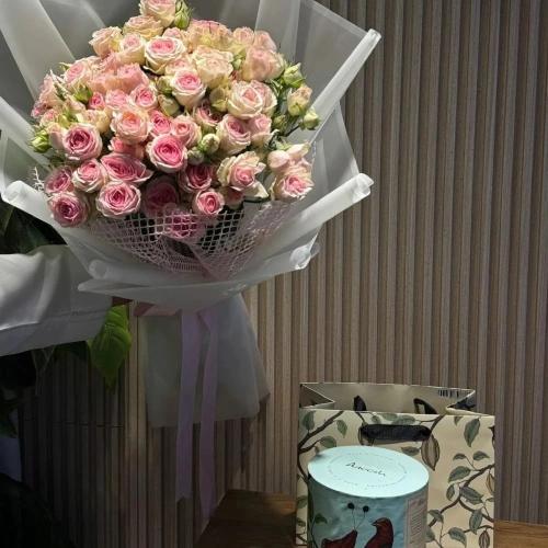 باقة ورد مع حلا انوش