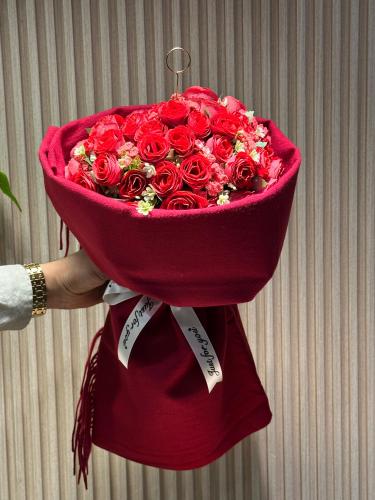 شال ميكاسا مع بوكيه ورد بيبي روز