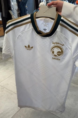 تيشرت المنتخب السعودي لكاس العالم 2026 الابيض بشعا...