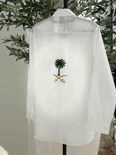 قمصان كتان أبيض بتطريز سيفين ونخلة