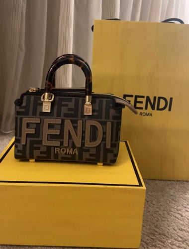 شنطه فندي فخمة