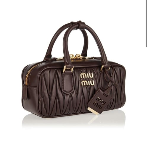 شنطة ميو ميو ميتاليس متوسطة 22سم لون بني فخمة