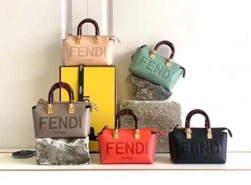 شنطه FENDI فاخرة
