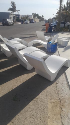 كرسي مسبح مع قواعد مرتفعة