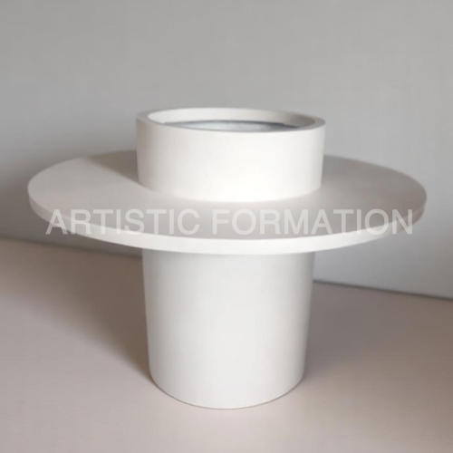 طاولة مع حوض للزراعة