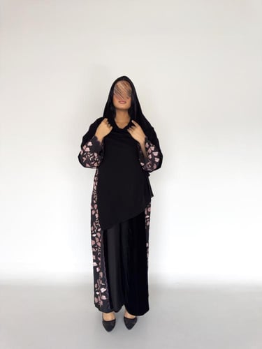 عبايه هبه مخمل كوري بقصة كلوش مع تطريز كمبيوتر