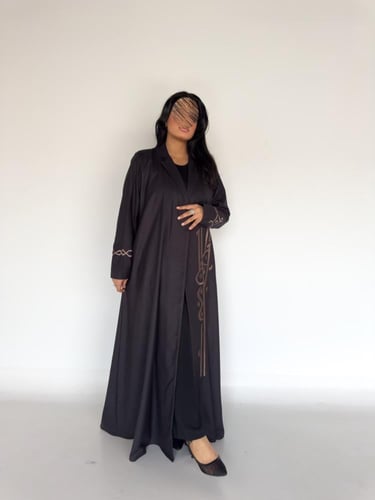 عبايه براند بقماش ربيعي مع تطريز فخم