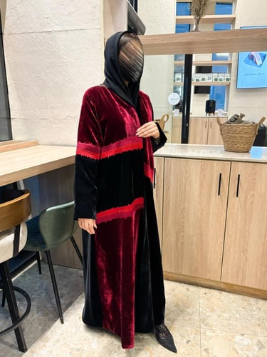 عباية بليزر بقماش مخمل كوري وتطريز يدوي فخم