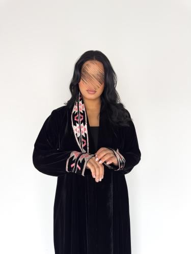 عبايه رحاب بقماش مخمل مع كلفة تطريز فخم