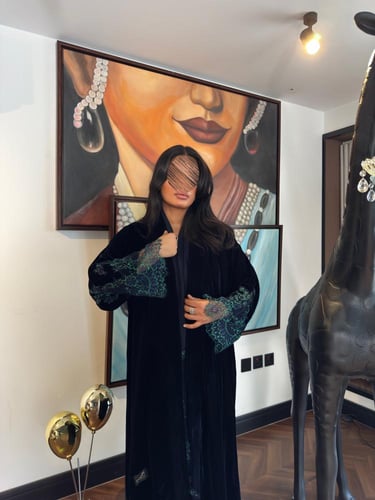 عبايه سرايا بقماش مخمل كوري مع دانتل طباعه بالكم و...