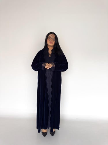 عبايه شوق مخمل كوري كلوش مع كلفة دانتل