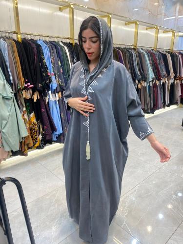 عباية رمادية بتطريز أنيق