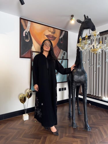 عبايه لارا بقماش سيراميك اندنوسي وطباعه مع كرستال...