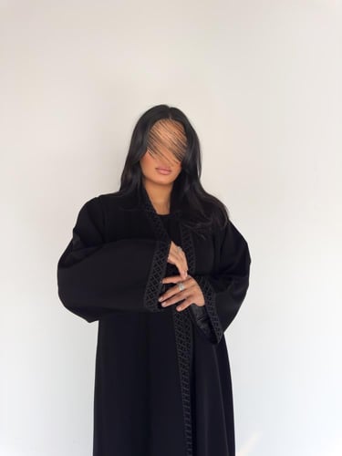 عباية بليزر مبطن مع كلفه بالامام والكم