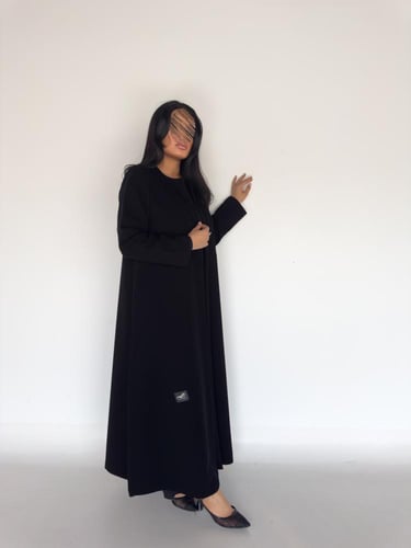 عبايه بليزر اثير مبطن مع دقة خياط بالصدر بتصميم حد...