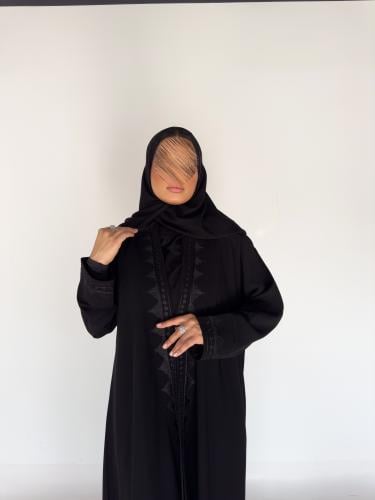 عبايه الهاري بقماش ملكي يمني مع تطريز بالهاري ناعم