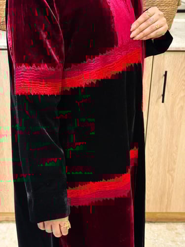 عباية بليزر بقماش مخمل كوري وتطريز يدوي فخم