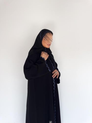 عبايه تخريم من الامام بقماش سيراميك ناعم