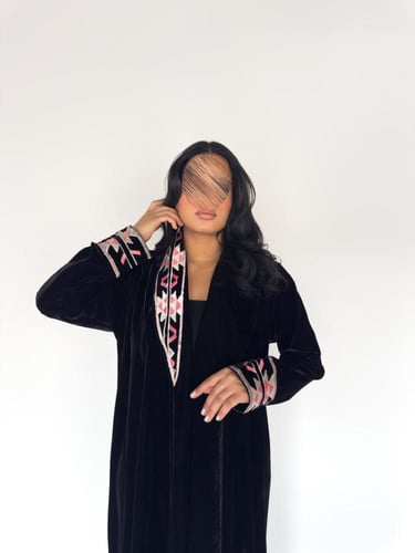 عبايه رحاب بقماش مخمل مع كلفة تطريز فخم