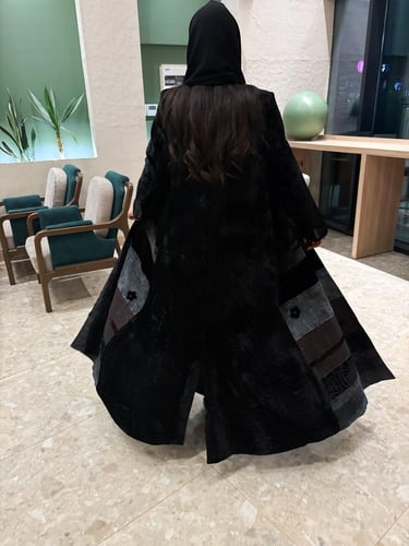 عباية بليزر قماش مخمل سلك كوري مع تدخيلات فخمه