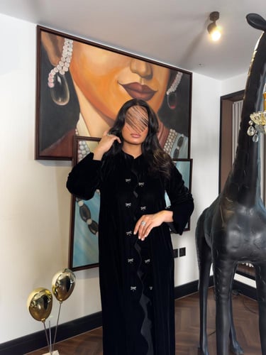 عبايه سحاري بقماش مخمل كوري مخرم من الامام مع كرست...