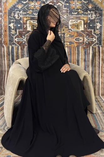 عبايه جنى كلوش كم دانتل بقماش ناعم